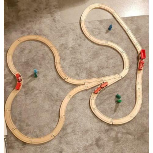 Een leuke treinbaan met toebehoren. Zo goed als nieuw!