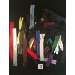 Partij stevige ritsen van verschillende kleuren en lengte.