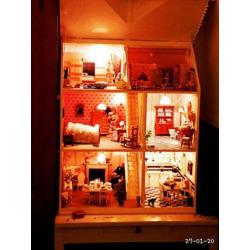 Victoriaans poppenhuis met verlichting.