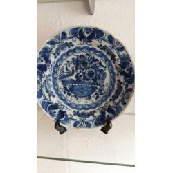 3 stuks 18e eeuwse Delfts blauw, polychroom borden, schotels