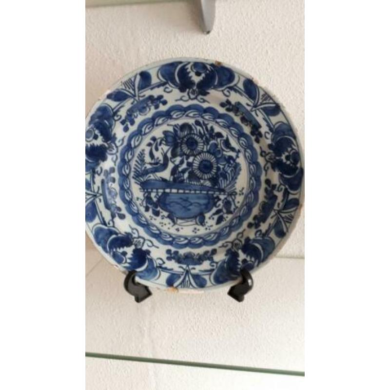 3 stuks 18e eeuwse Delfts blauw, polychroom borden, schotels