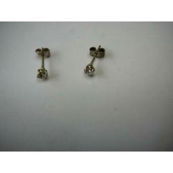 Zilverkleurige oorbelletjes ø 3.5 mm. schittersteentje in