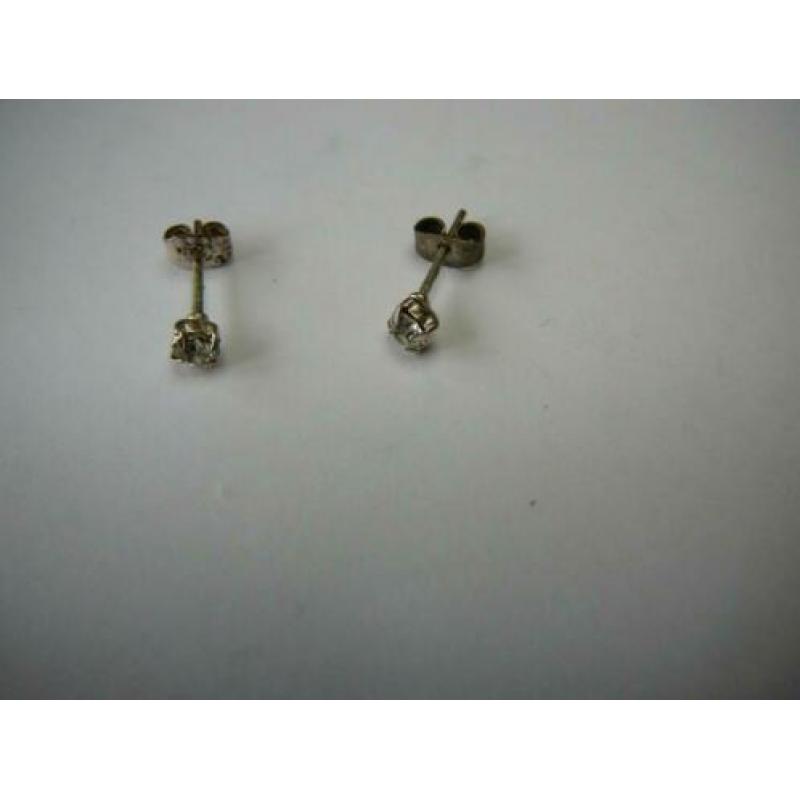Zilverkleurige oorbelletjes ø 3.5 mm. schittersteentje in