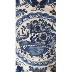 3 stuks 18e eeuwse Delfts blauw, polychroom borden, schotels