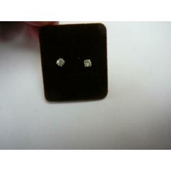 Zilverkleurige oorbelletjes ø 3.5 mm. schittersteentje in