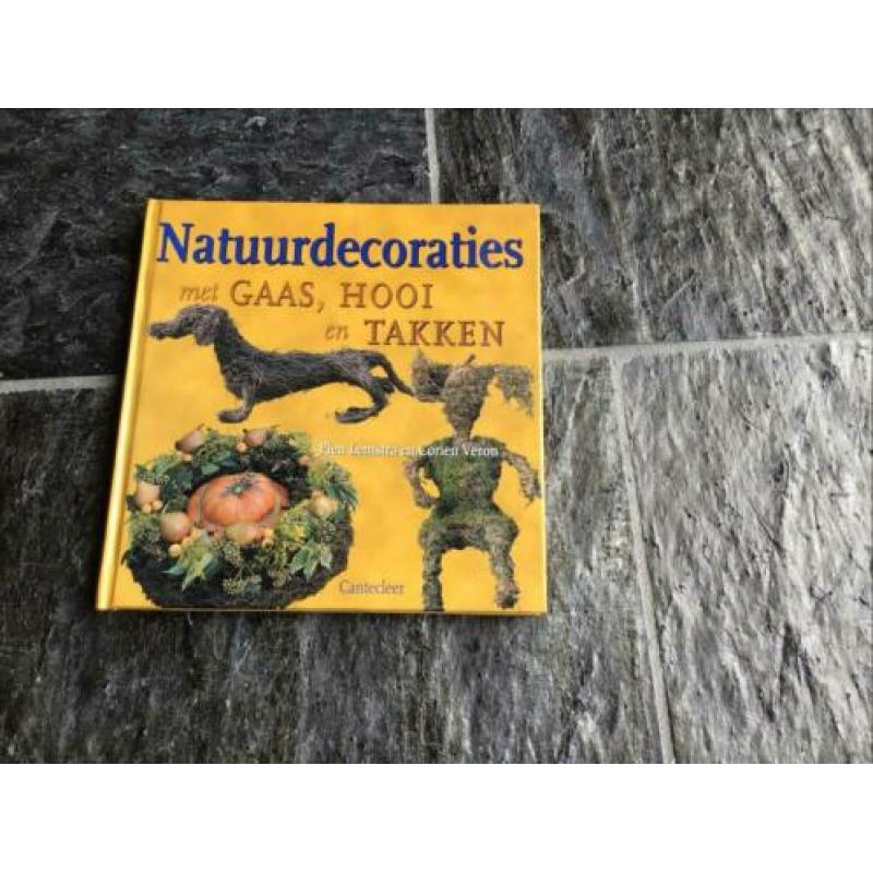 Natuurdecoraties gaas, hooi en takken