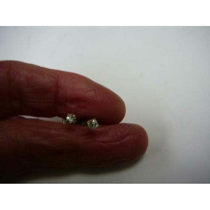 Zilverkleurige oorbelletjes ø 3.5 mm. schittersteentje in