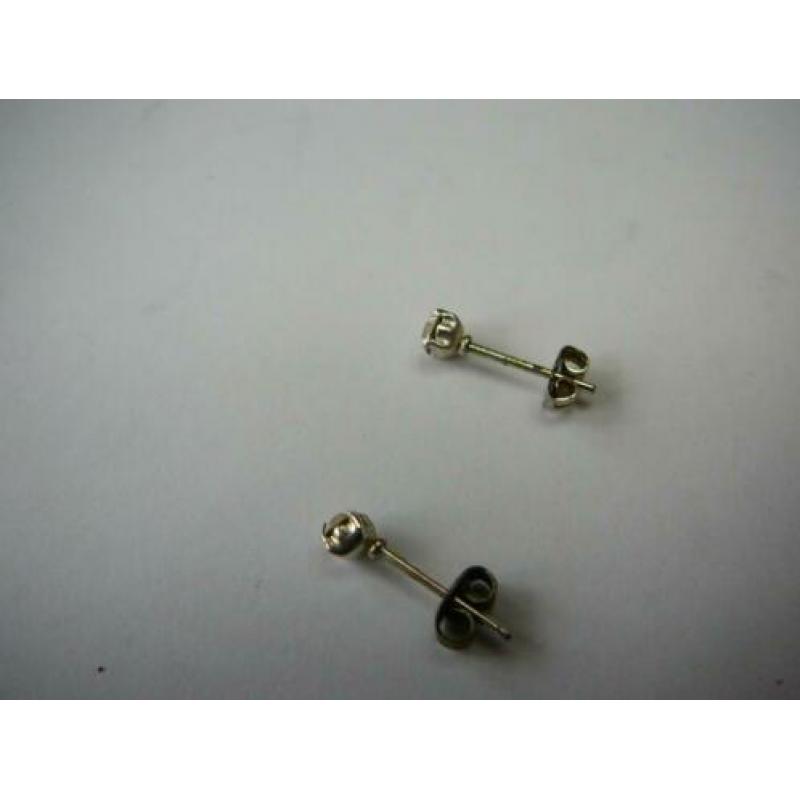 Zilverkleurige oorbelletjes ø 3.5 mm. schittersteentje in