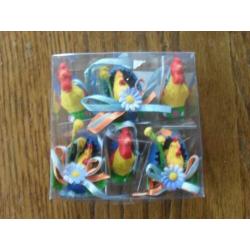 Paas hangers 3x kip 3x ei met kip en bloemen erin aardewerk