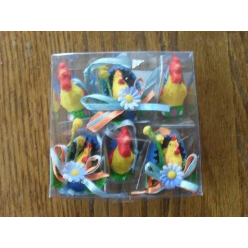 Paas hangers 3x kip 3x ei met kip en bloemen erin aardewerk