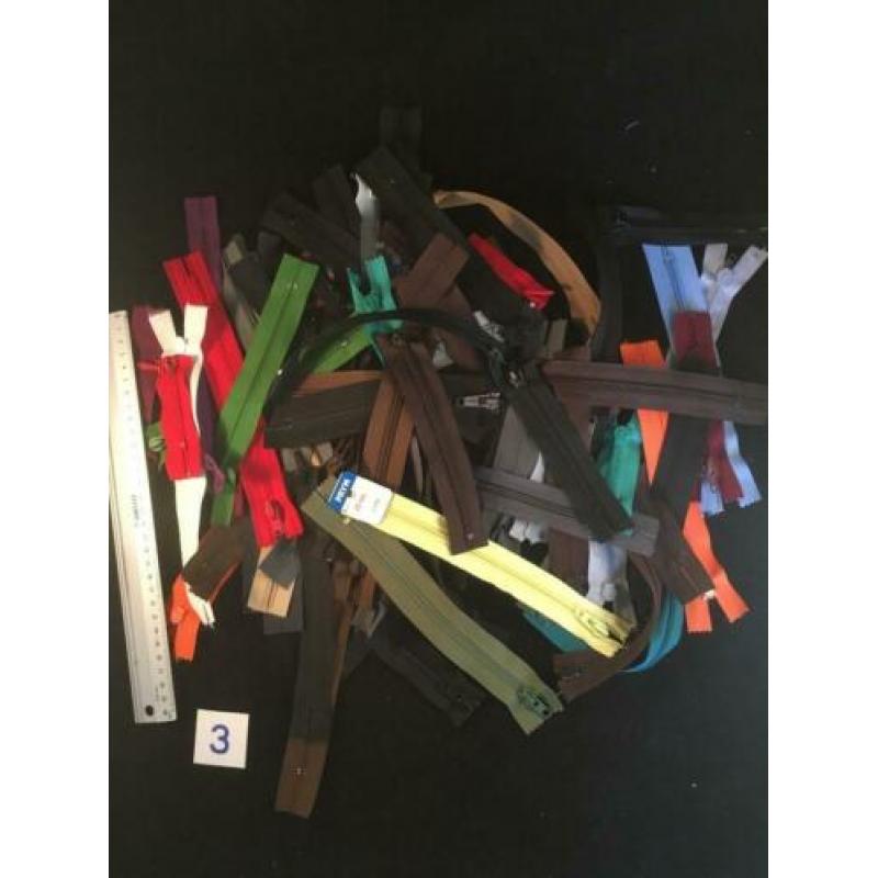 Partij stevige ritsen van verschillende kleuren en lengte.