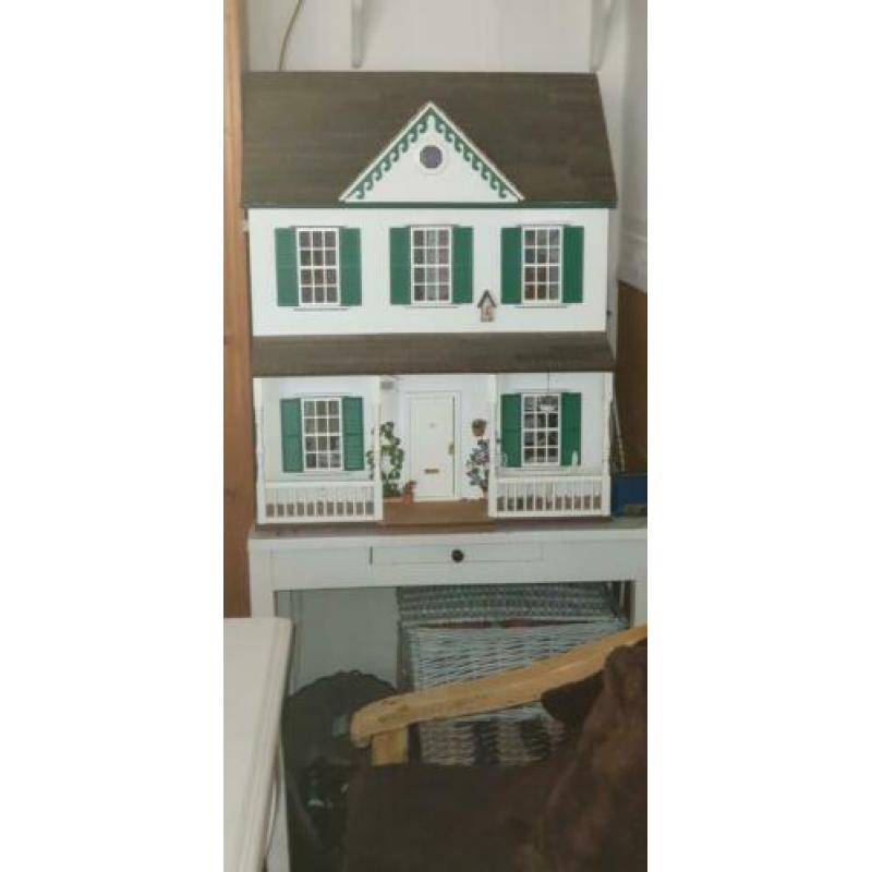 Victoriaans poppenhuis met verlichting.