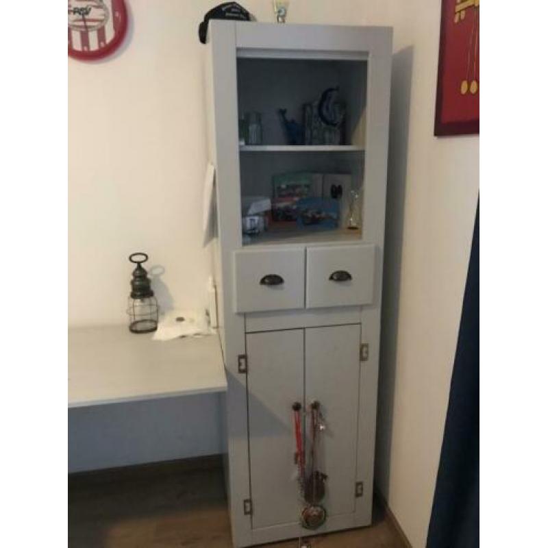 Mooi hoekbureau met zeer veel opbergruimte.