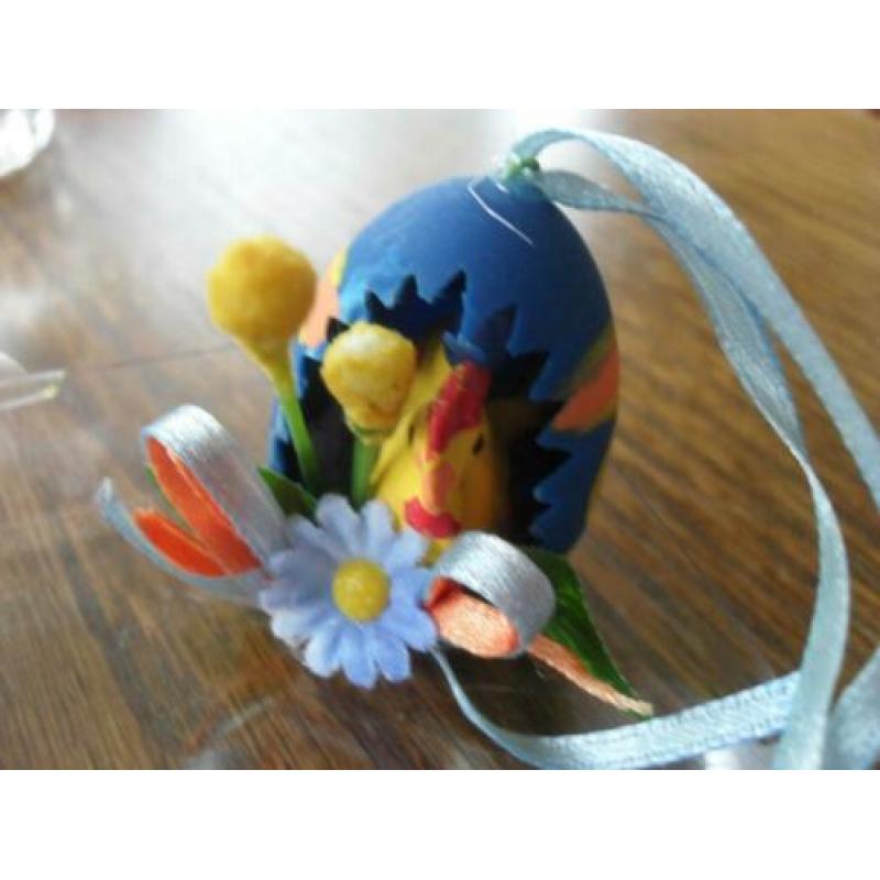 Paas hangers 3x kip 3x ei met kip en bloemen erin aardewerk