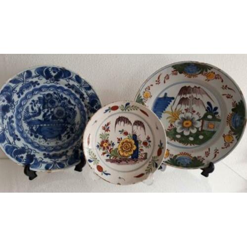 3 stuks 18e eeuwse Delfts blauw, polychroom borden, schotels