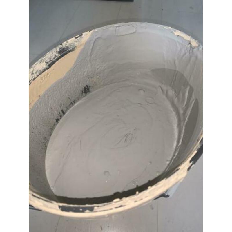 grijze muurverf ongeveer 5 liter over