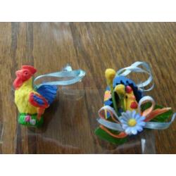 Paas hangers 3x kip 3x ei met kip en bloemen erin aardewerk