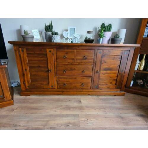 Mooie set woonkamer meubels van eiken hout.