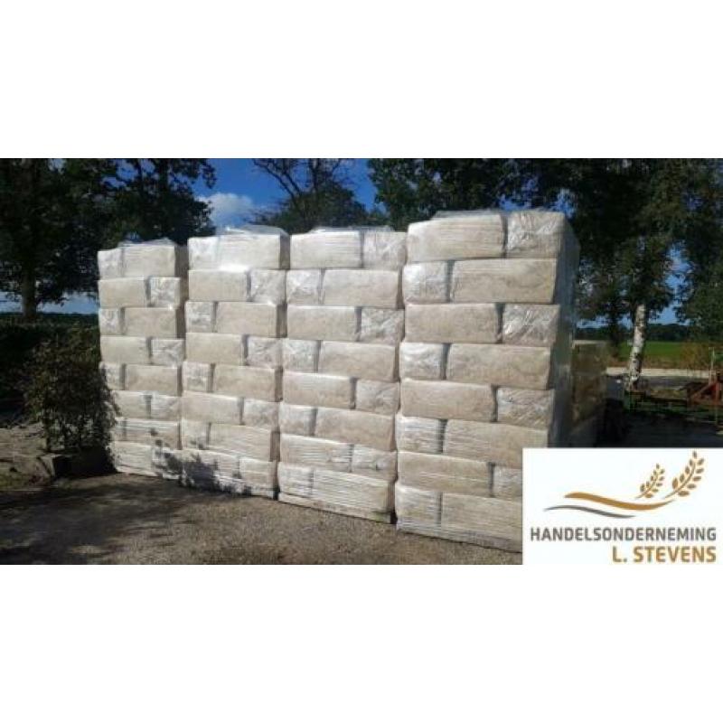 Diverse strooisels: stro, zaagsel, vlas, houtkrullen