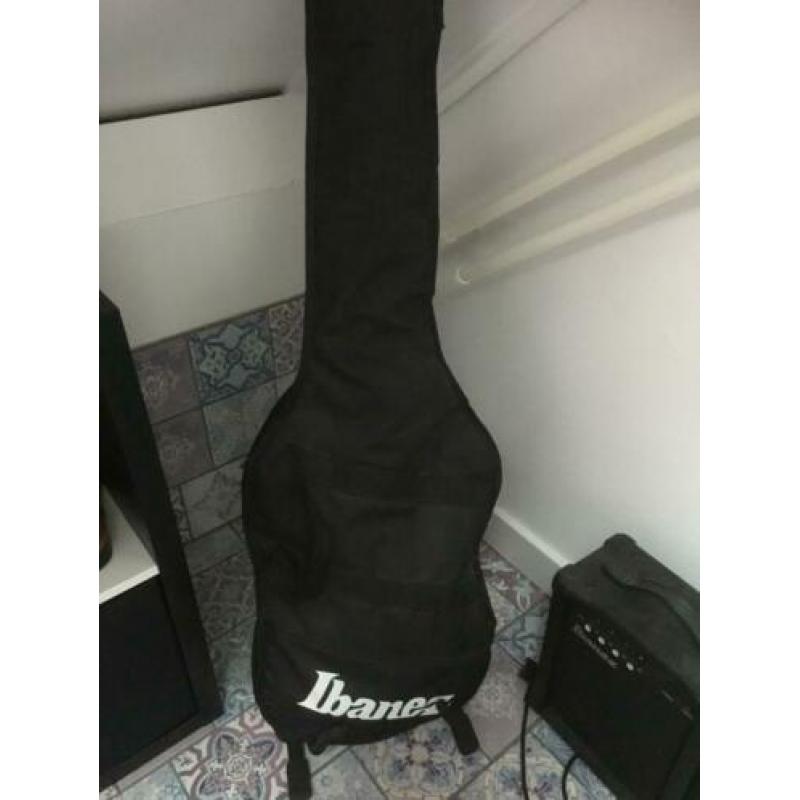 Ibanez basgitaar met ibanez versterker