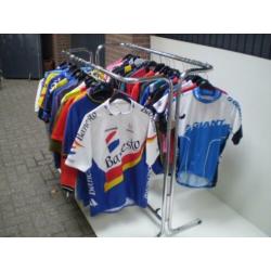xxx 19-2 GEBRUIKTE WIELERKLEDING VOOR MAAR 7 EURO PER ITEM