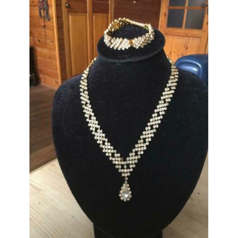Goudkleurige bling bling ketting met armbandje