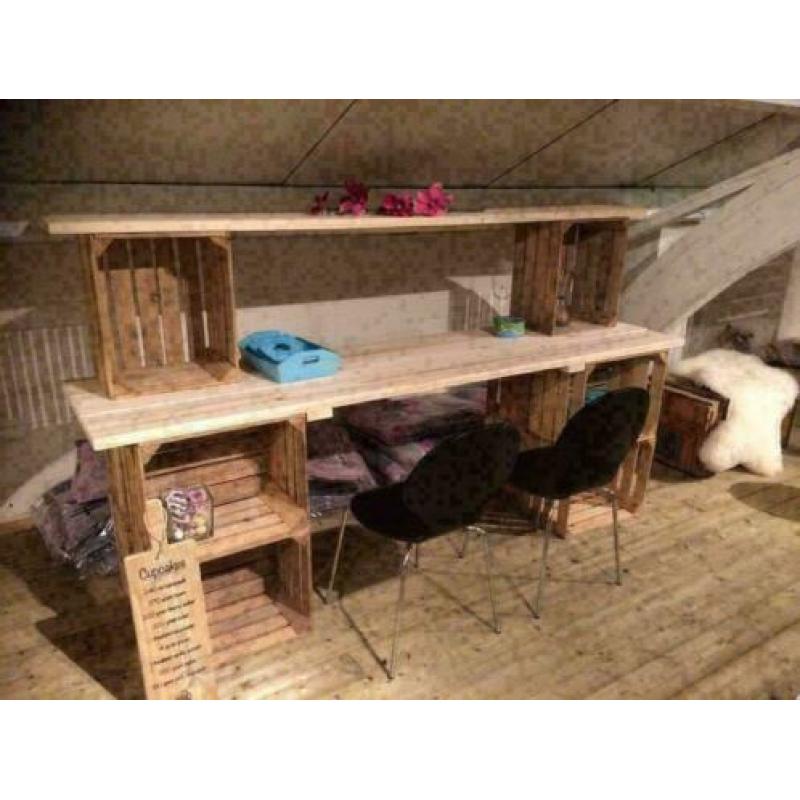 Bureau van steigerplanken en fruitkisten / veilingkisten
