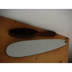 Vintage beige fluwelen kledingborstel op hanger
