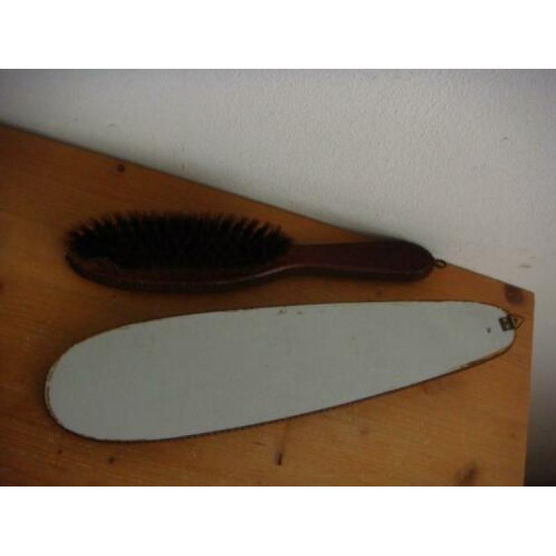Vintage beige fluwelen kledingborstel op hanger