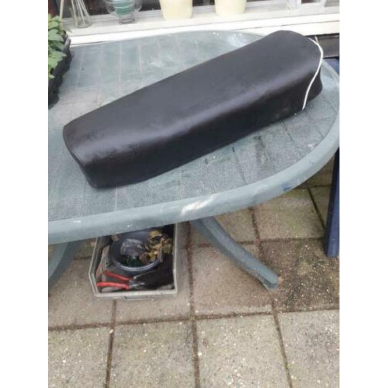 Zadel zundapp zit nieuw dekje op.