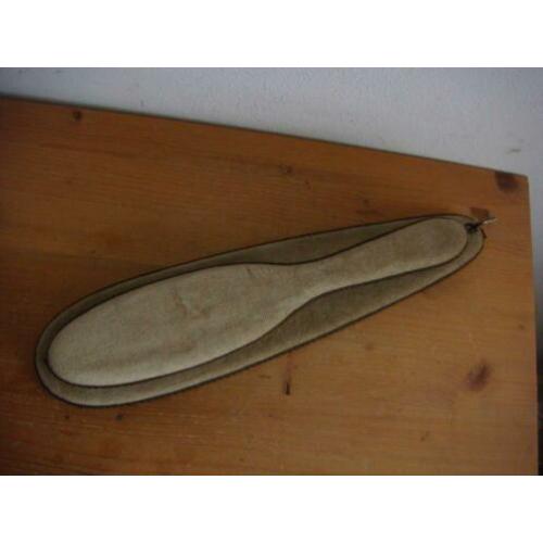 Vintage beige fluwelen kledingborstel op hanger