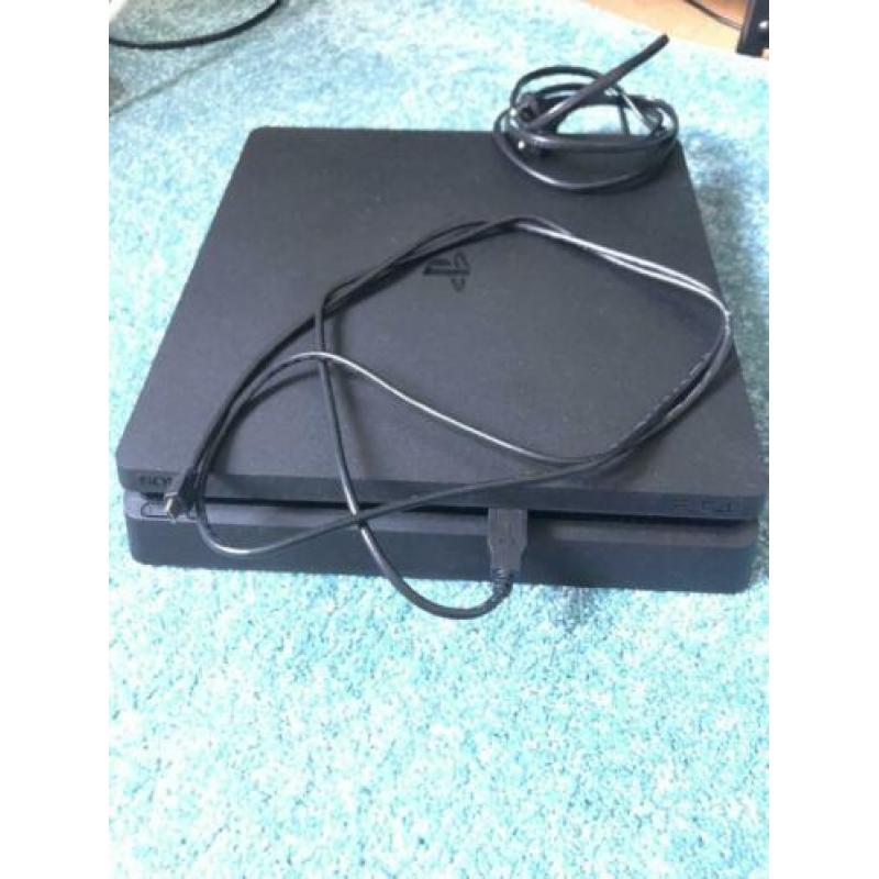 Sony Ps4 500GB met controller en 4 spellen z.g.a.n.
