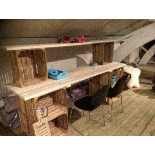 Bureau van steigerplanken en fruitkisten / veilingkisten