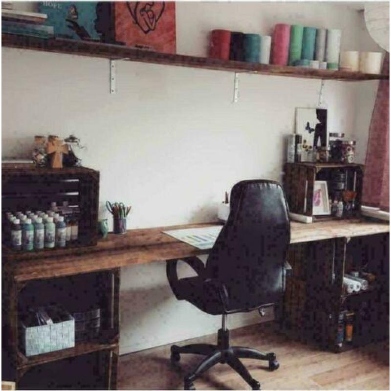 Bureau van steigerplanken en fruitkisten / veilingkisten