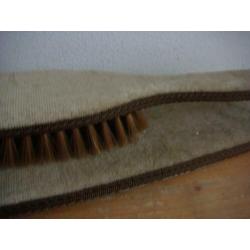 Vintage beige fluwelen kledingborstel op hanger