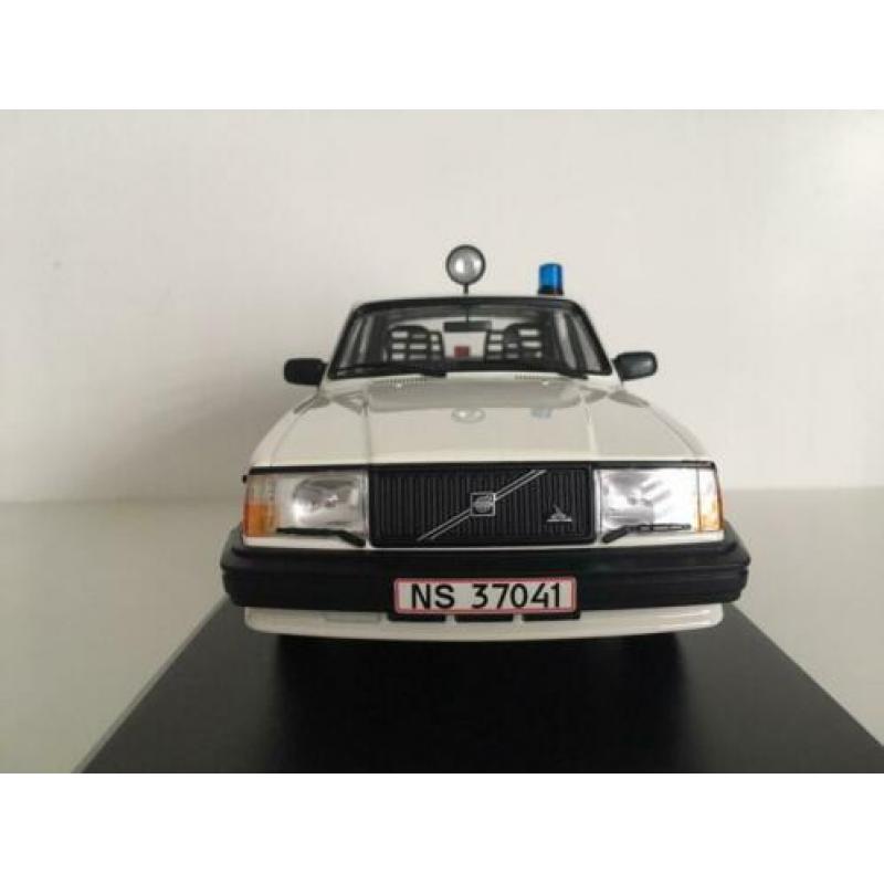 Volvo 240 GL Politie Denemarken 1986 1:18 (nieuw)