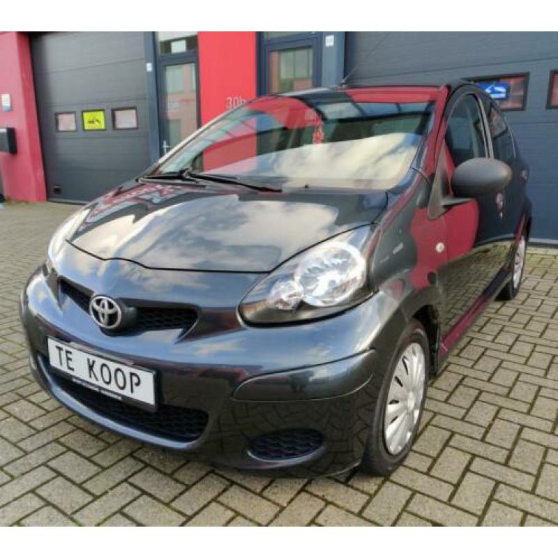 Toyota Aygo NOW 1.0 Vvt-i 5DRS 2012 Grijs NAP