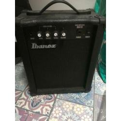Ibanez basgitaar met ibanez versterker