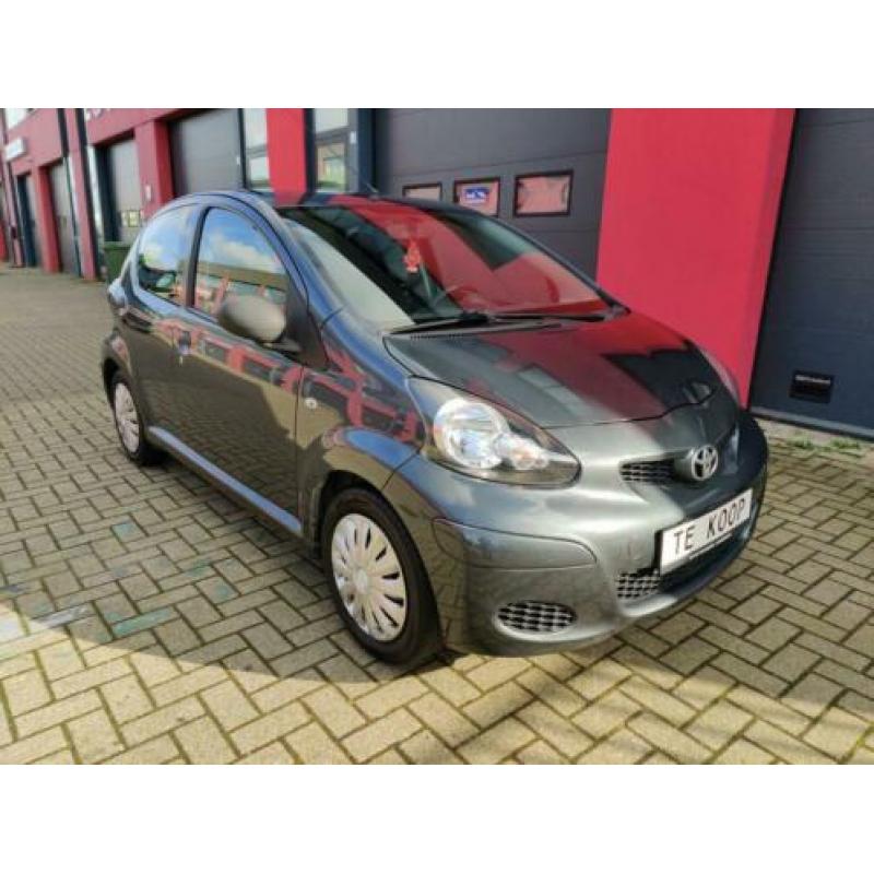 Toyota Aygo NOW 1.0 Vvt-i 5DRS 2012 Grijs NAP