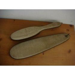 Vintage beige fluwelen kledingborstel op hanger