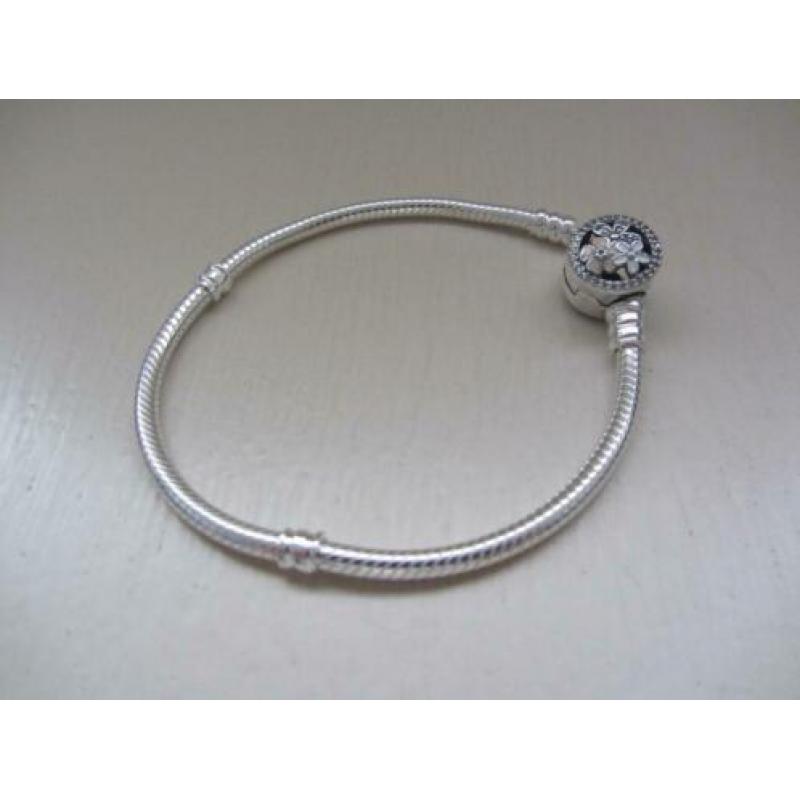 Pandora Moments Armband met bloemensluiting RETIRED