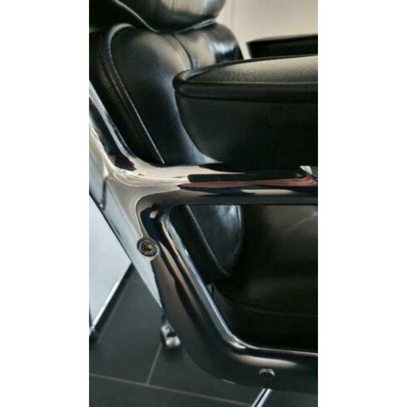 Vitra Eames Lobby Chair ES 104 in chroom en zwart leder TOP