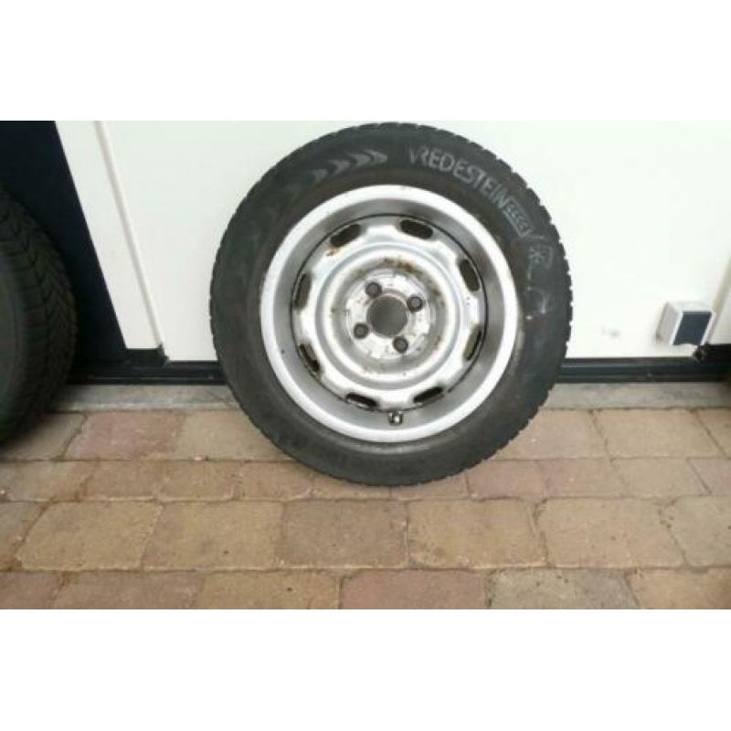 Set winterbanden op stalenvelg
