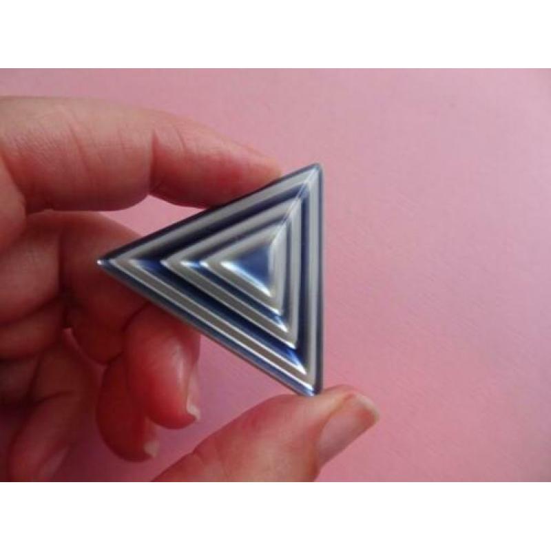 jwg Vintage 60s sixties moonglow driehoek broche blauw