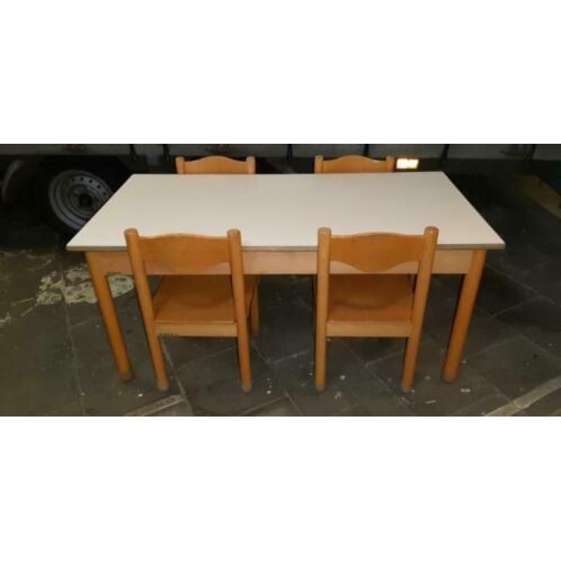 Schilte lage 402 B2 groepstafel (120x60) met 4 stoelen