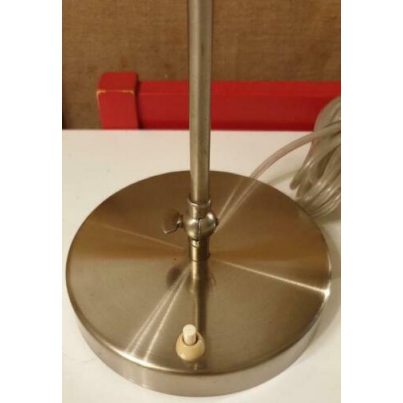 Vintage bureaulamp of notarislamp op voet.