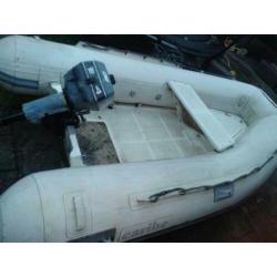 Caribe rib rubberboot, polyester bodem, met een 4pk evinrude