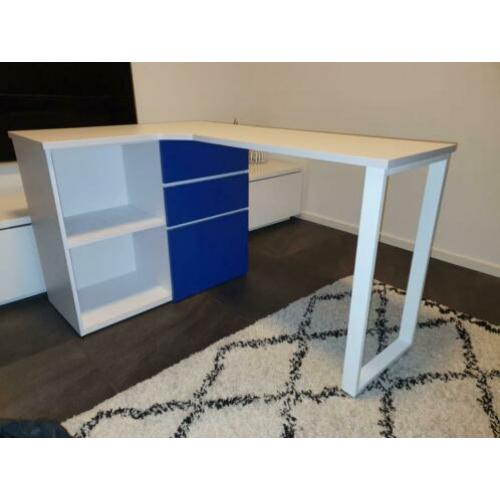 Mooie witte hoek bureau met blauwe kastjes