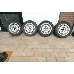 Set winterbanden op stalenvelg