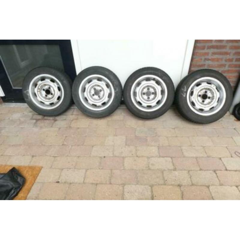 Set winterbanden op stalenvelg